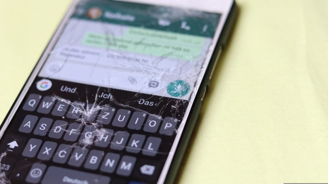 5 Wallpaper HP Rusak Yang Bisa Kamu Unduh Gratis