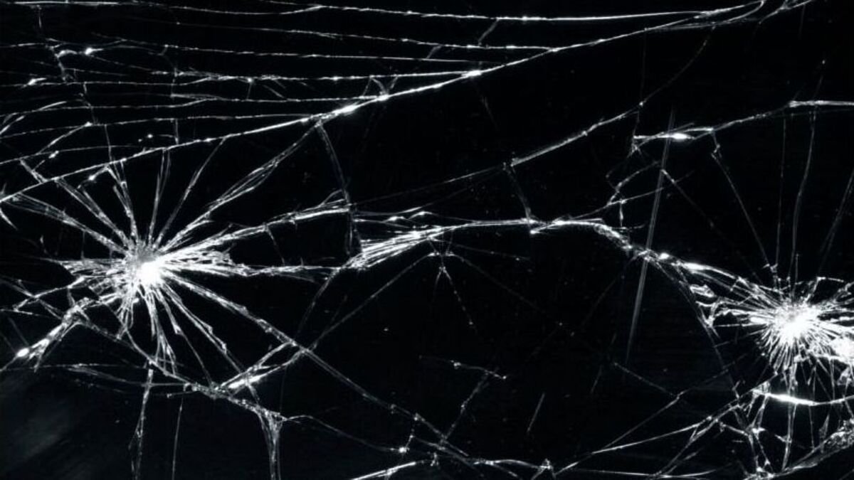 Wallpaper Kaca Pecah